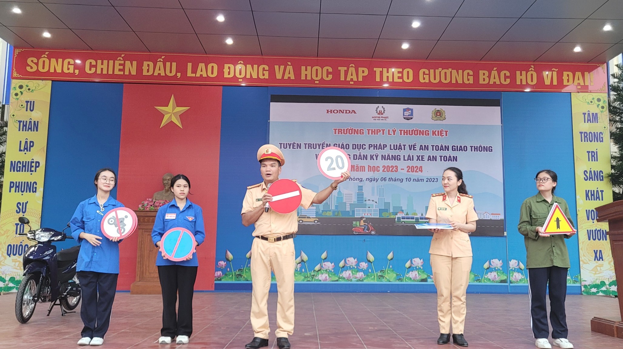Công an huyện Thuỷ Nguyên phối hợp trường THPT Lý Thường Kiệt tổ chức tuyên truyền giáo dục pháp luật về an toàn giao thông